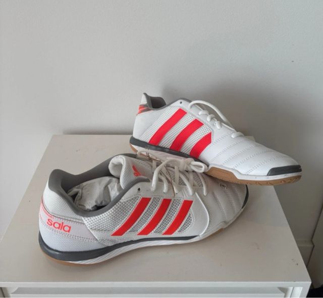 Zapatillas Adidas Sala Blancas y Rojas