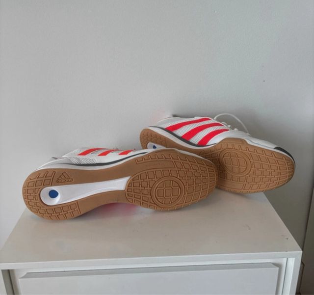 Zapatillas Adidas Sala Blancas y Rojas