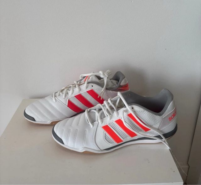 Zapatillas Adidas Sala Blancas y Rojas