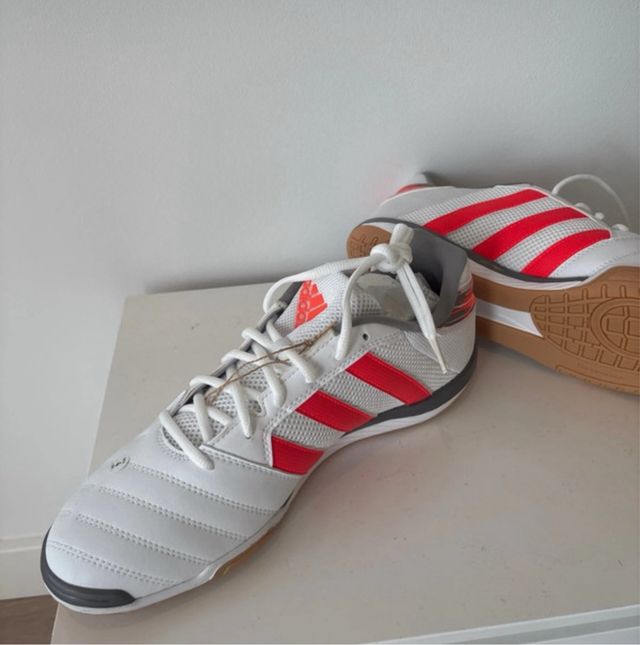 Zapatillas Adidas Sala Blancas y Rojas