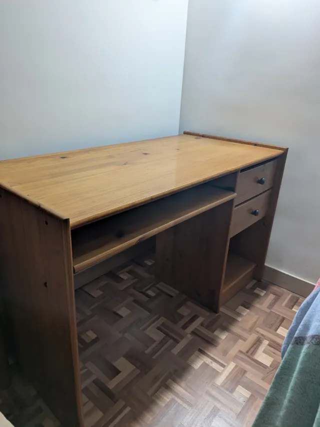 Escritorio de madera de pino