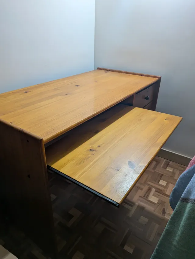 Escritorio de madera de pino