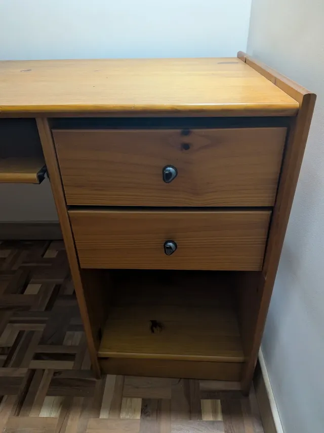 Escritorio de madera de pino