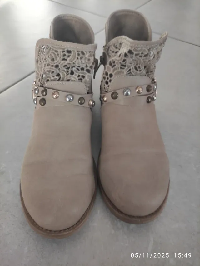 Stivaletti donna beige con pizzo e borchie