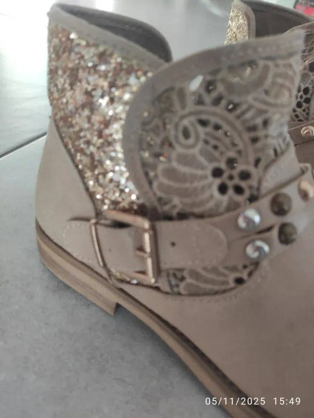 Stivaletti donna beige con pizzo e borchie