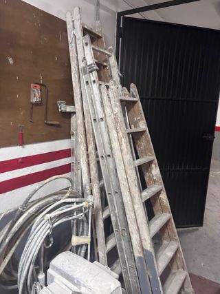 Lote de escaleras y equipo de pintura