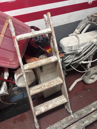 Lote de escaleras y equipo de pintura