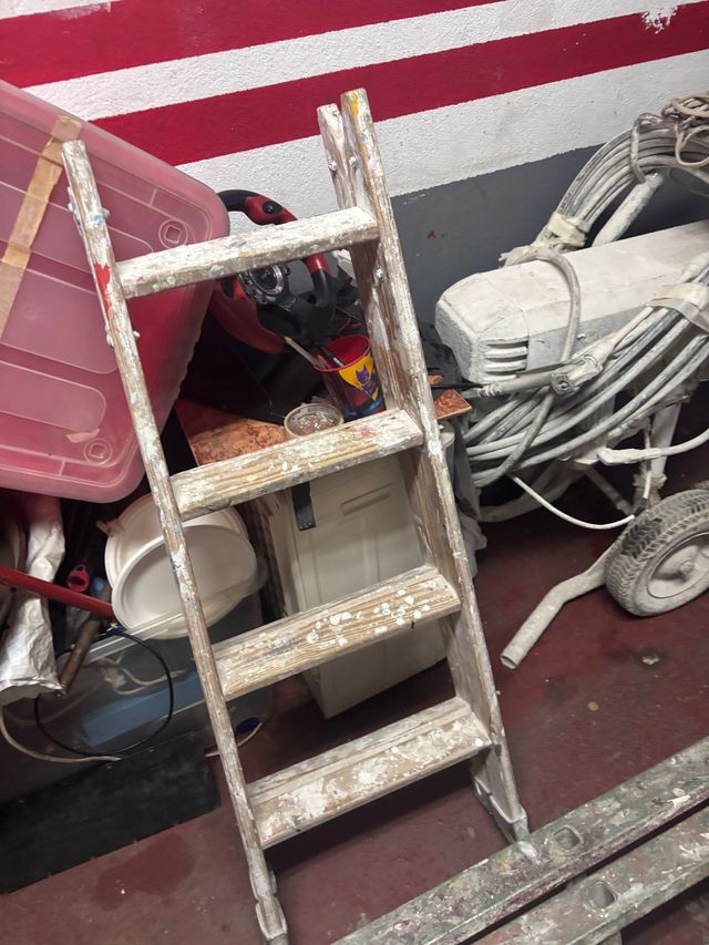 Lote de escaleras y equipo de pintura