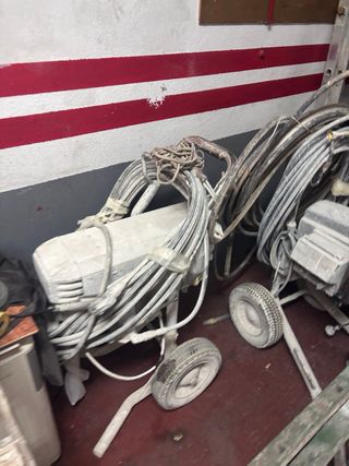 Lote de escaleras y equipo de pintura