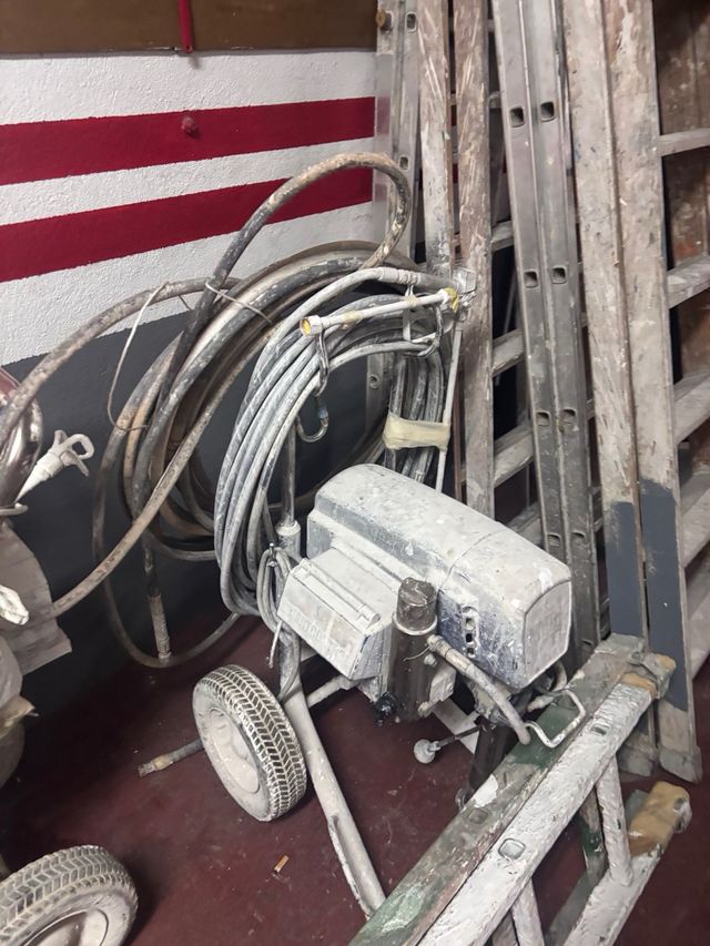 Lote de escaleras y equipo de pintura