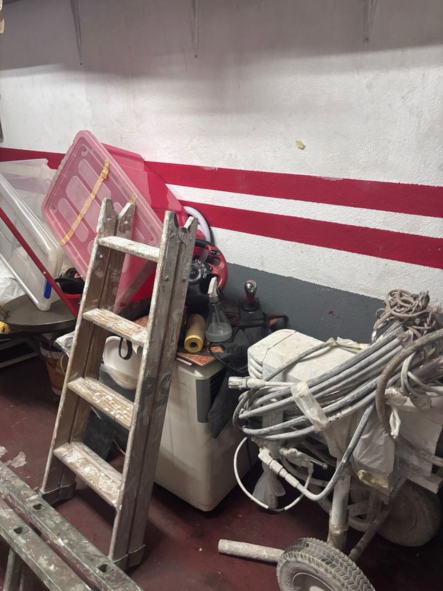 Lote de escaleras y equipo de pintura