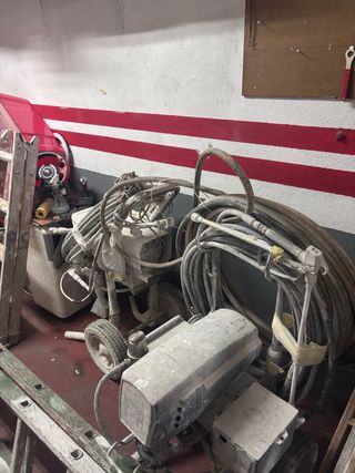 Lote de escaleras y equipo de pintura