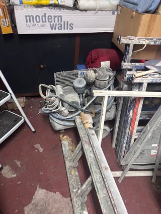 Lote de escaleras y equipo de pintura