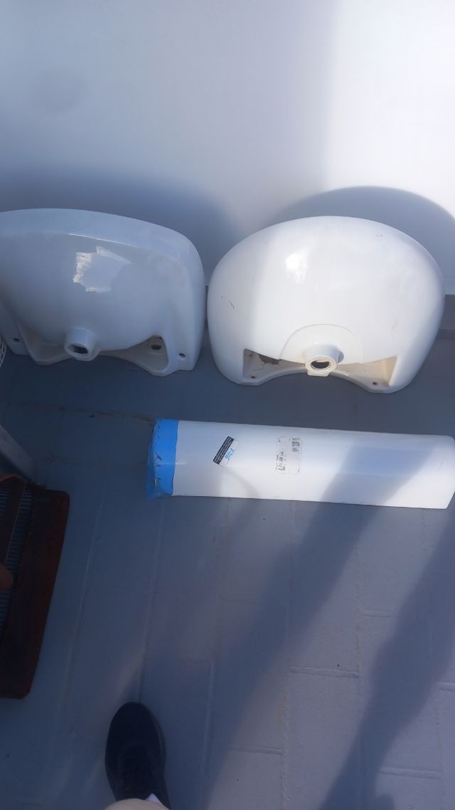 Dos Lavabo Roca con un  pies porcelana blanco