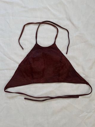 Top de cuero marrón atado al cuello y espalda