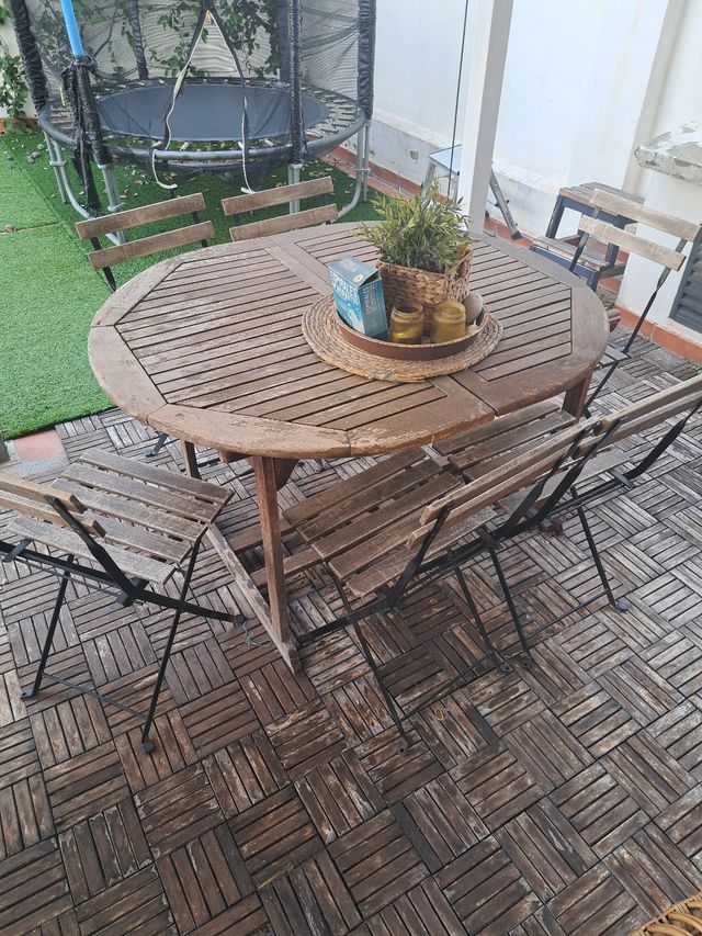Mesa y sillas de jardín 
