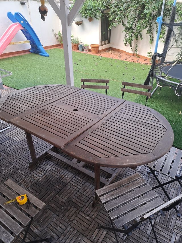 Mesa y sillas de jardín 
