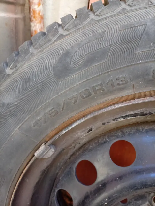 Rueda Seat 13 en buen estado es de 4 tornillos