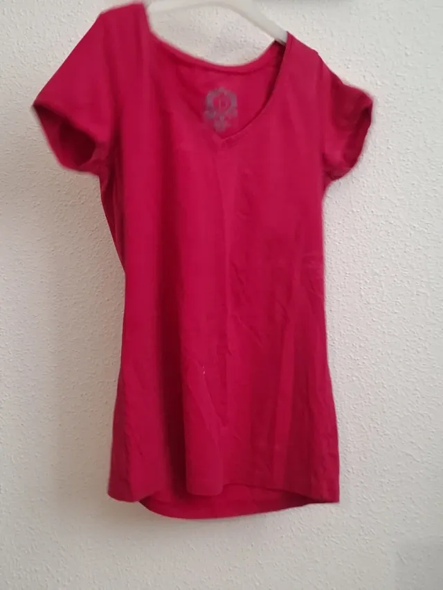 Camiseta rosa cuello pico