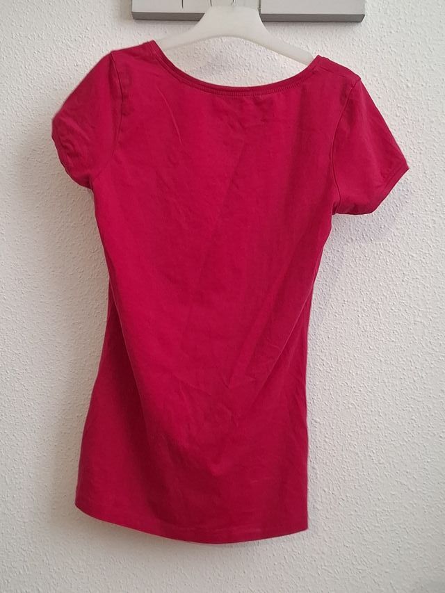 Camiseta rosa cuello pico