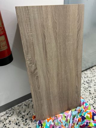 Mesa auxiliar salón madera se alza