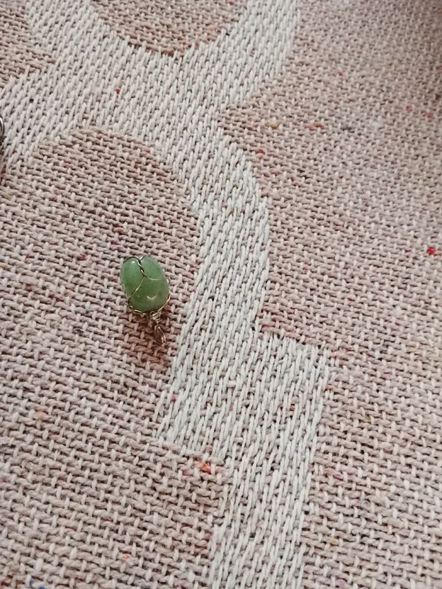 Colgante piedra verde con detalles plateados