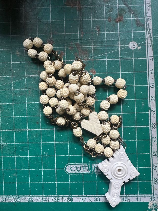 Rosario de cuentas talladas