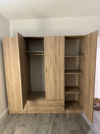 Armario de madera 4 puertas y 2 cajones