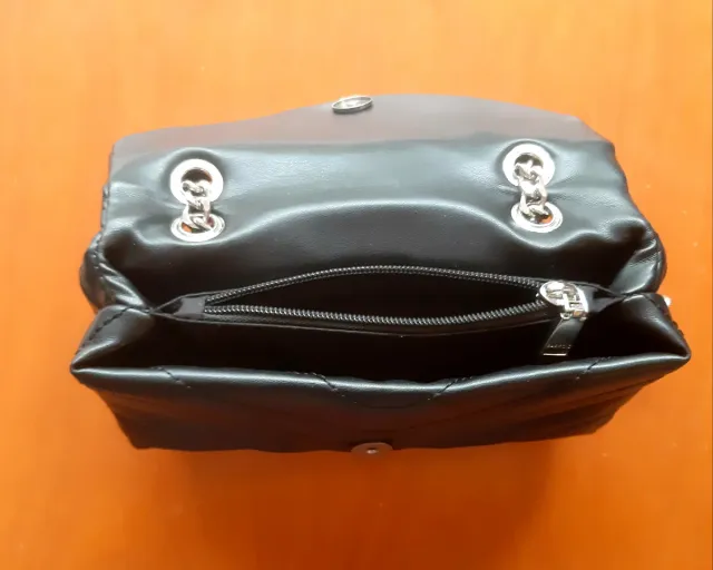 Bolso negro con cadena