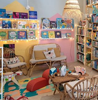 Conjunto sofá y 2 sillones de mimbre y mesita