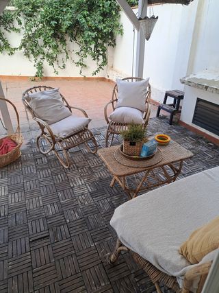 Conjunto sofá y 2 sillones de mimbre y mesita