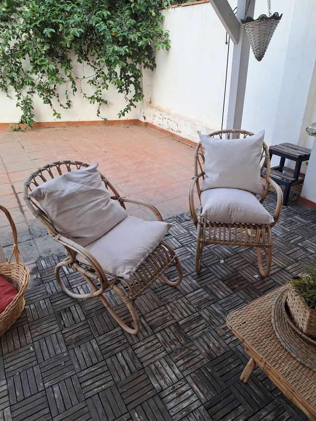 Conjunto sofá y 2 sillones de mimbre y mesita