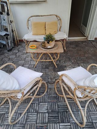 Conjunto sofá y 2 sillones de mimbre y mesita