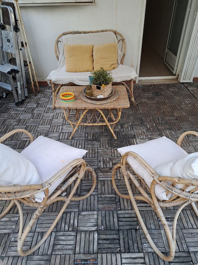 Conjunto sofá y 2 sillones de mimbre y mesita