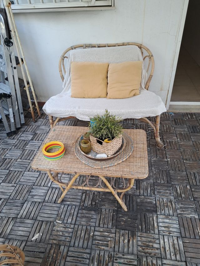 Conjunto sofá y 2 sillones de mimbre y mesita