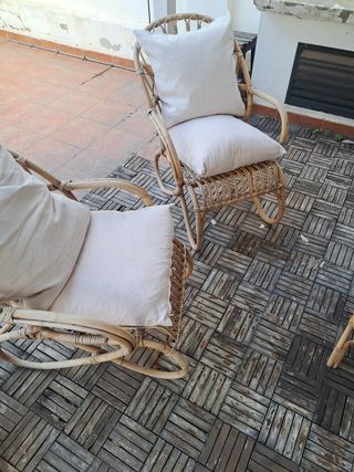 Conjunto sofá y 2 sillones de mimbre y mesita