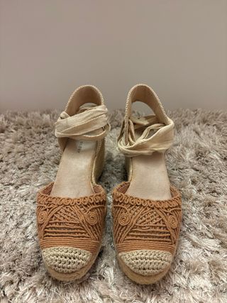 Alpargatas cuña beige y ocre