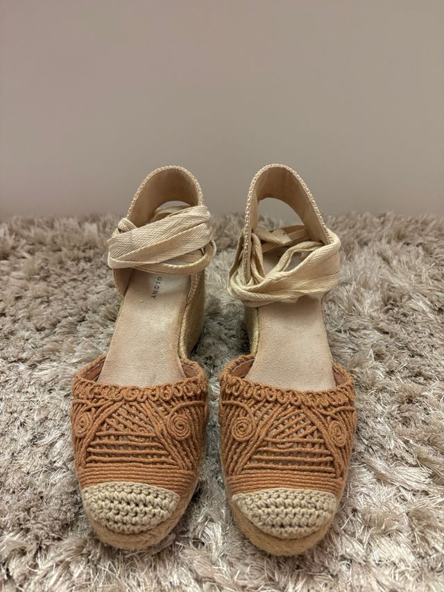 Alpargatas cuña beige y ocre