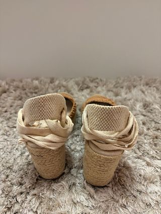 Alpargatas cuña beige y ocre