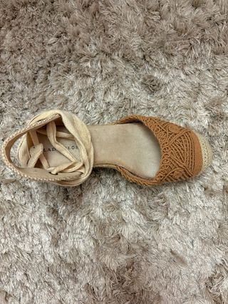 Alpargatas cuña beige y ocre