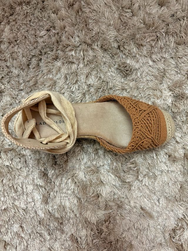 Alpargatas cuña beige y ocre