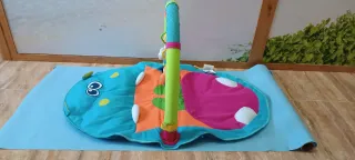 Mántica con juguetes para bebé.