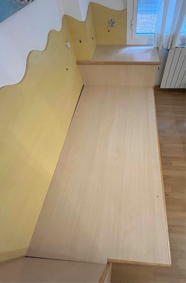 Cama de madera con mesita