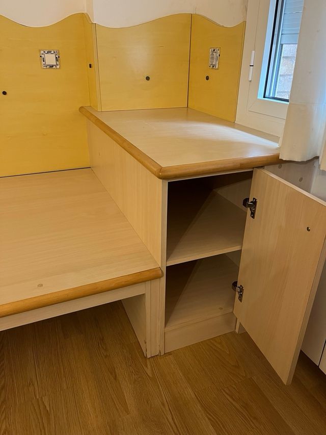 Cama de madera con mesita