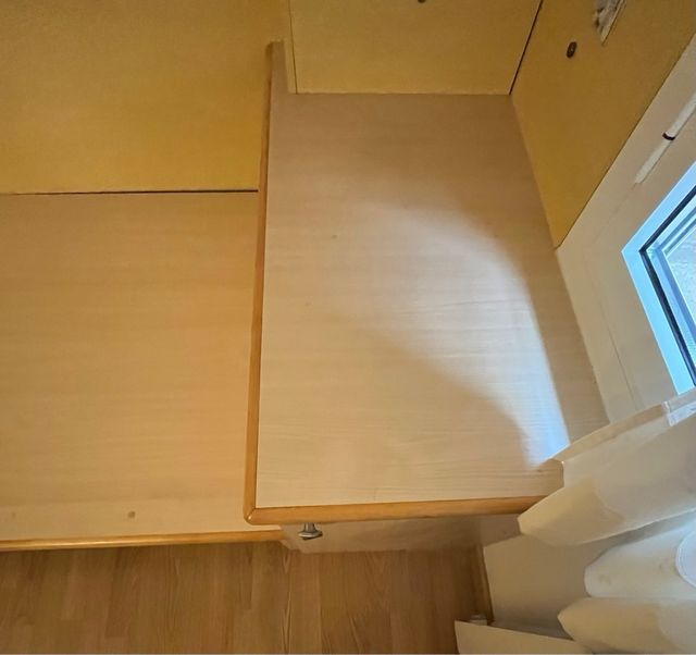 Cama de madera con mesita