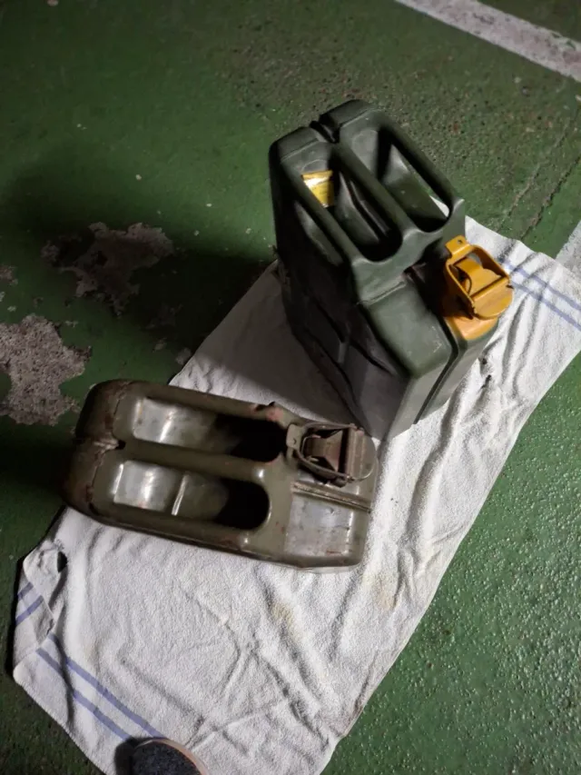 Bidone di carburante in metallo per viaggi lunghi