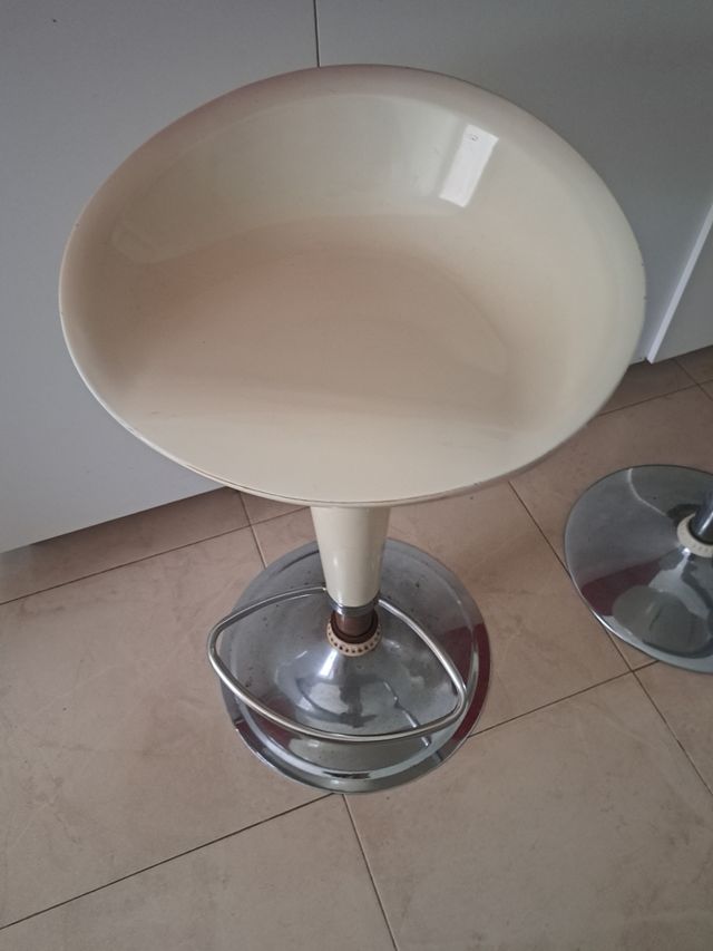 Taburete alto beige y plateado