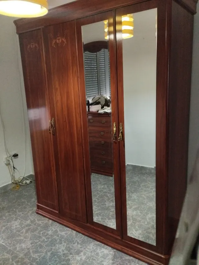 Ropero de madera con espejos