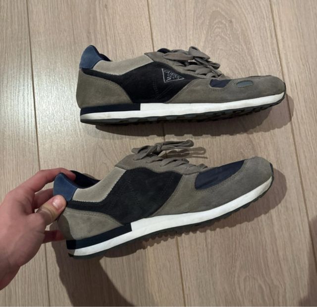 Zapatillas Guess grises y azules