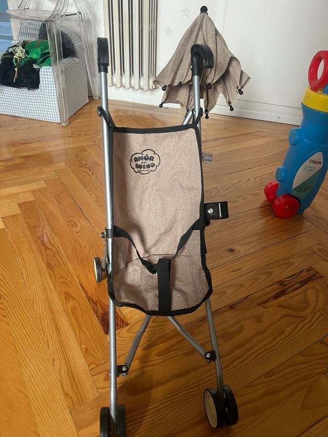 Cochecito de muñecas con sombrilla